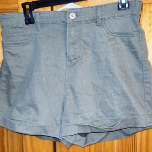 Ardenes basic collection Size L Army green shorts.